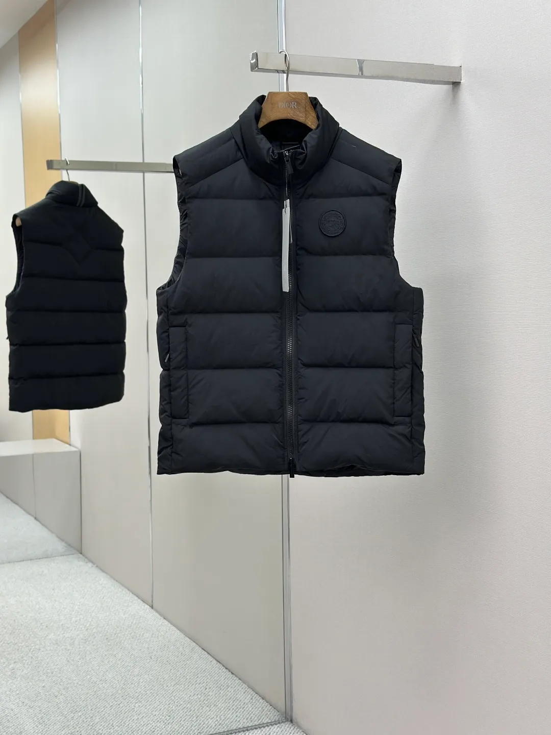 P690 CANADA GOOSE Canada Goose Badge Down Vest Fabric selection: The use of high-quality protective nylon fabric not only enhances the wear resistance of the surface, but also takes into account wind resistance, ensuring excellent performance in various harsh weather conditions.  90 national standard high-quality white duck down: selected high-loft down, weighing 160g, light and warm, with excellent temperature locking performance and good resilience.  Three-dimensional quilting process: Precision thread reinforcement to prevent velvet drilling and ensure that the fluffy and resilient elasticity lasts as new.  Details: The ribbon is woven with polyester as the base, and the brand letters are decorated on the ribbon through high-precision computer embroidery. The edges of the pattern are clear, the stitches are fine and even, and multiple layers of embroidery thread are stacked to enhance the three-dimensional effect. Accessories: One-to-one customized logo, one-to-one customized zipper puller, one-to-one customized three-label SIZE: S M L XL